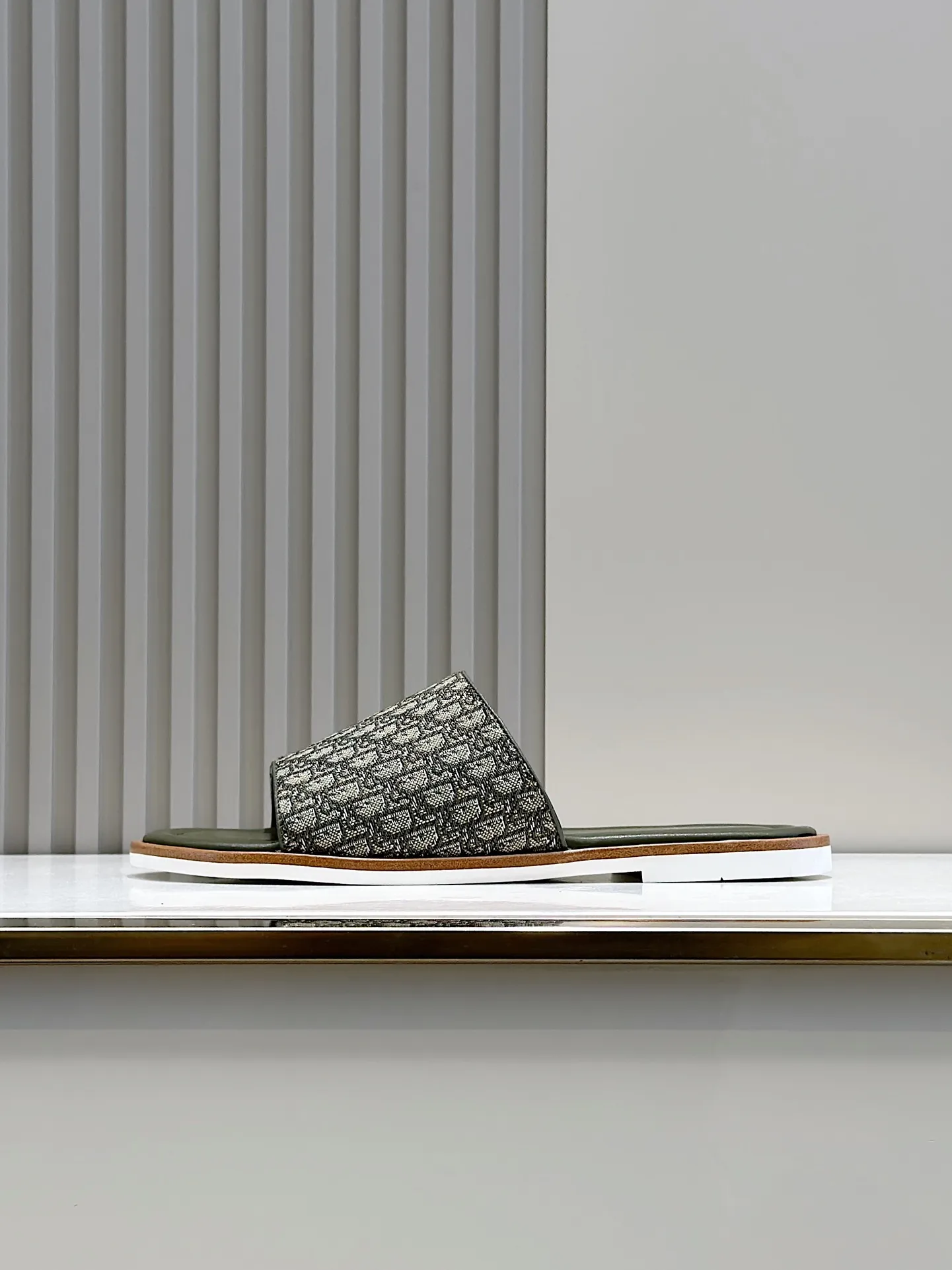 P320 [DIOR] Size 39-44 (38.45 custom-made) 2024ss Dior’s latest men’s slippers are a must-have. Dior Alias ​​Men's Genuine Leather Slippers This summer new Alias ​​sandal embodies a casual and elegant style. Carefully crafted from grained cow leather and Oblique printed fabric, with cowhide lining! Cross-strap design with metal-clad brass CD Diamond logo. The imported cowhide leather and rubber sole adds sophistication and comfort, while Oblique print-effect anti-slip panels add style.